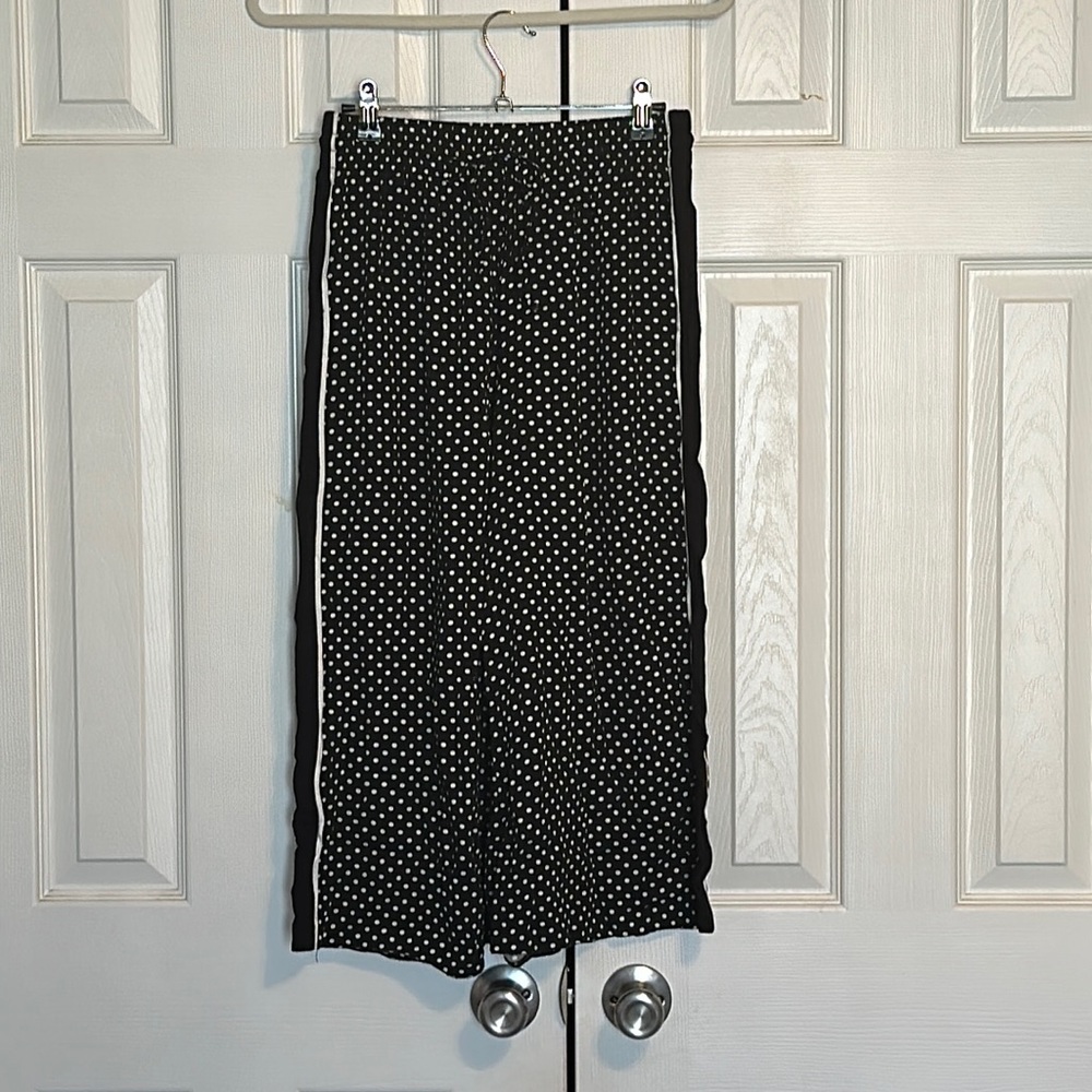Black Polka dot wide leg cropped pants with elasticated waist. Size 6.